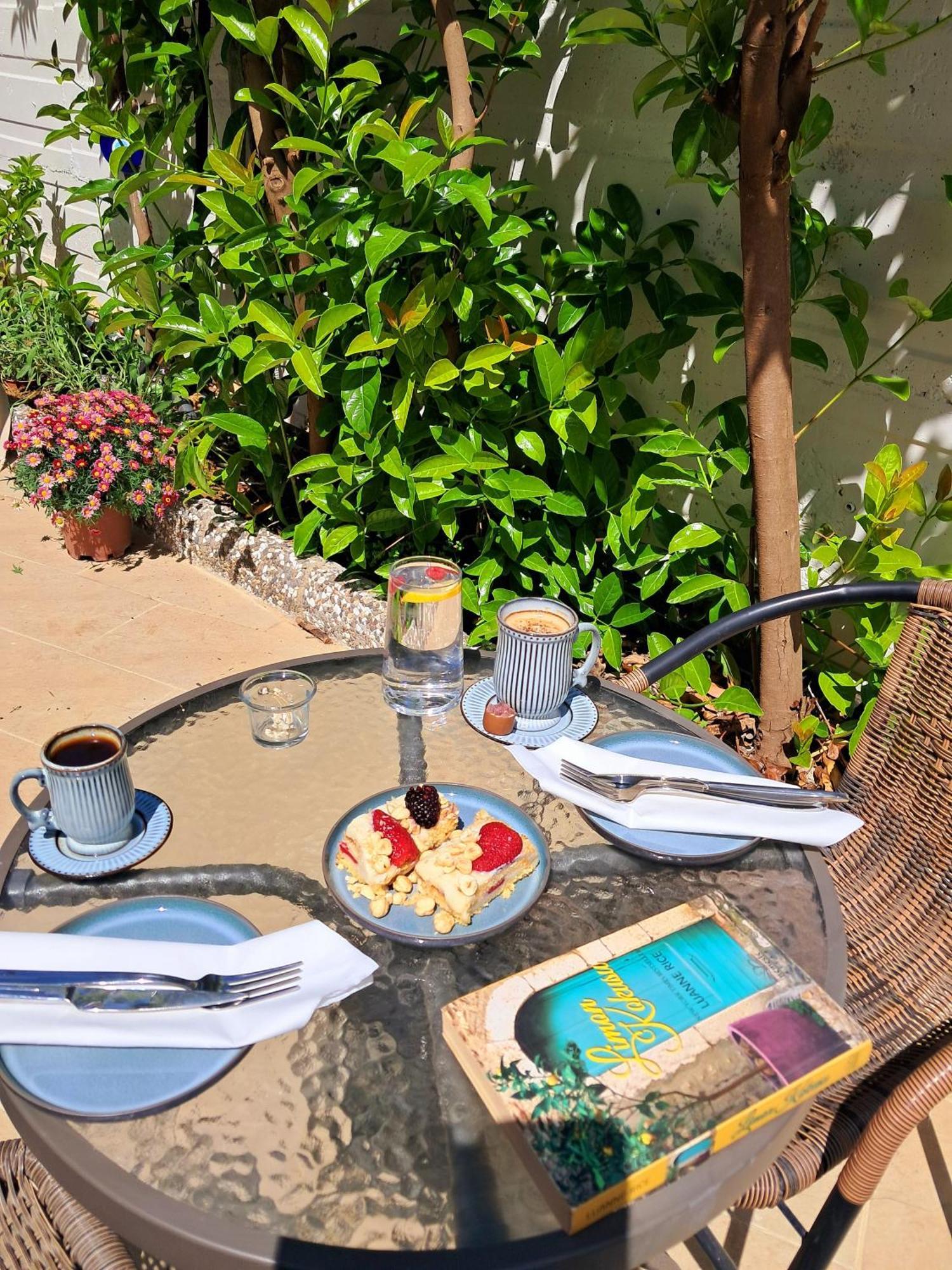 Oregano Suites Side Bagian luar foto