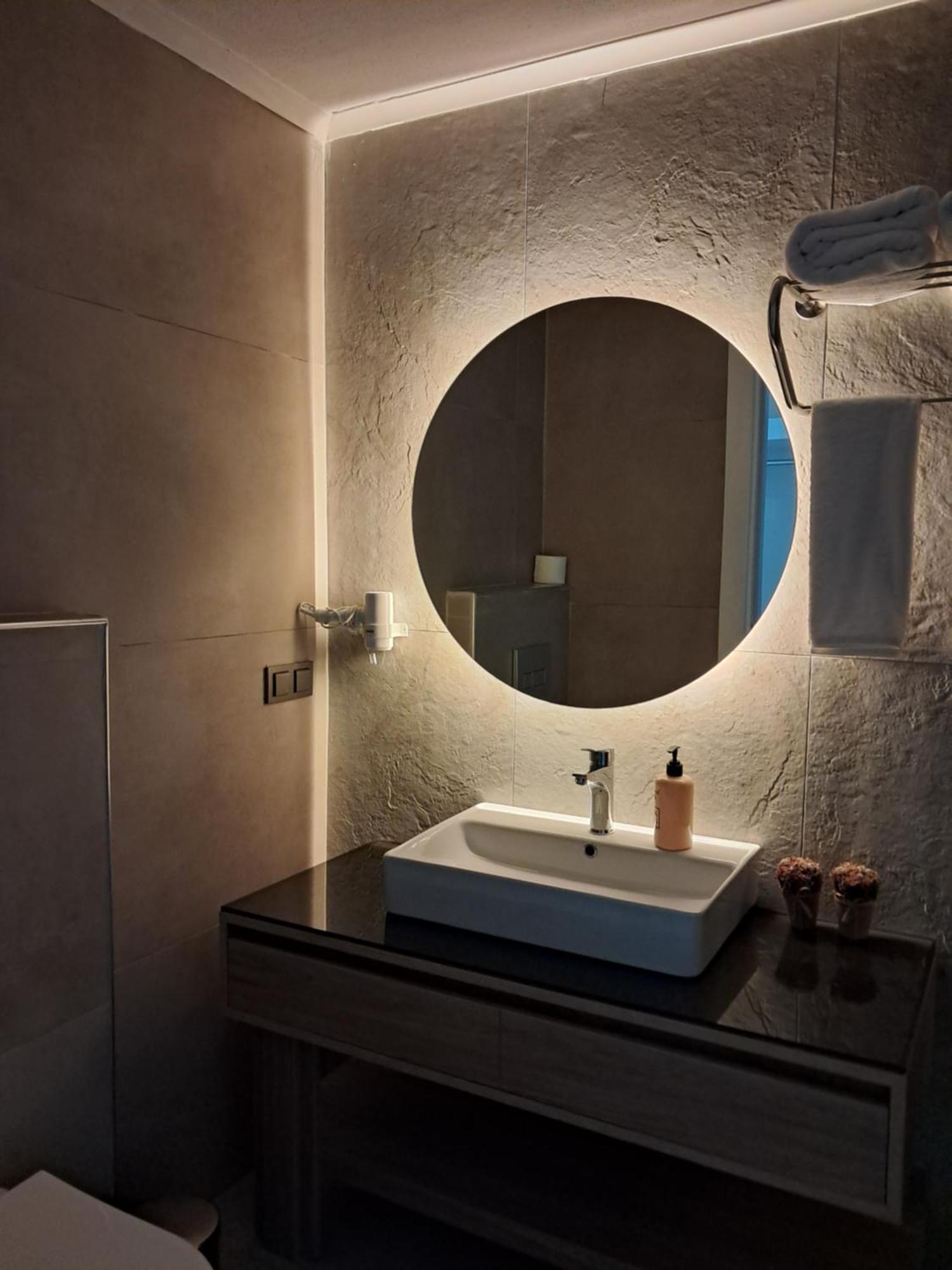 Oregano Suites Side Bagian luar foto