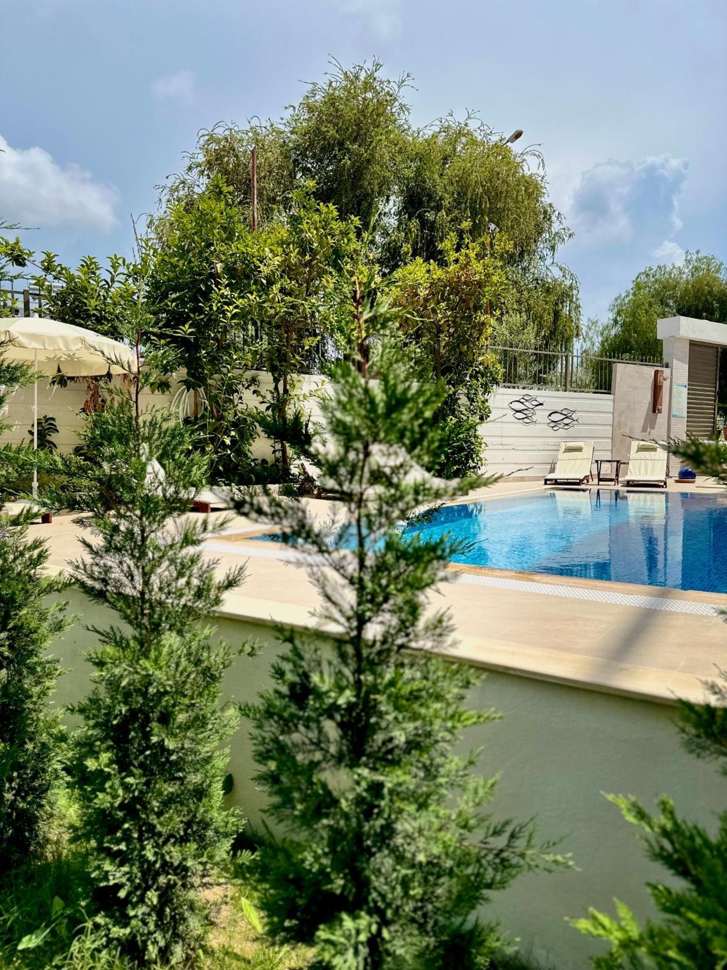 Oregano Suites Side Bagian luar foto