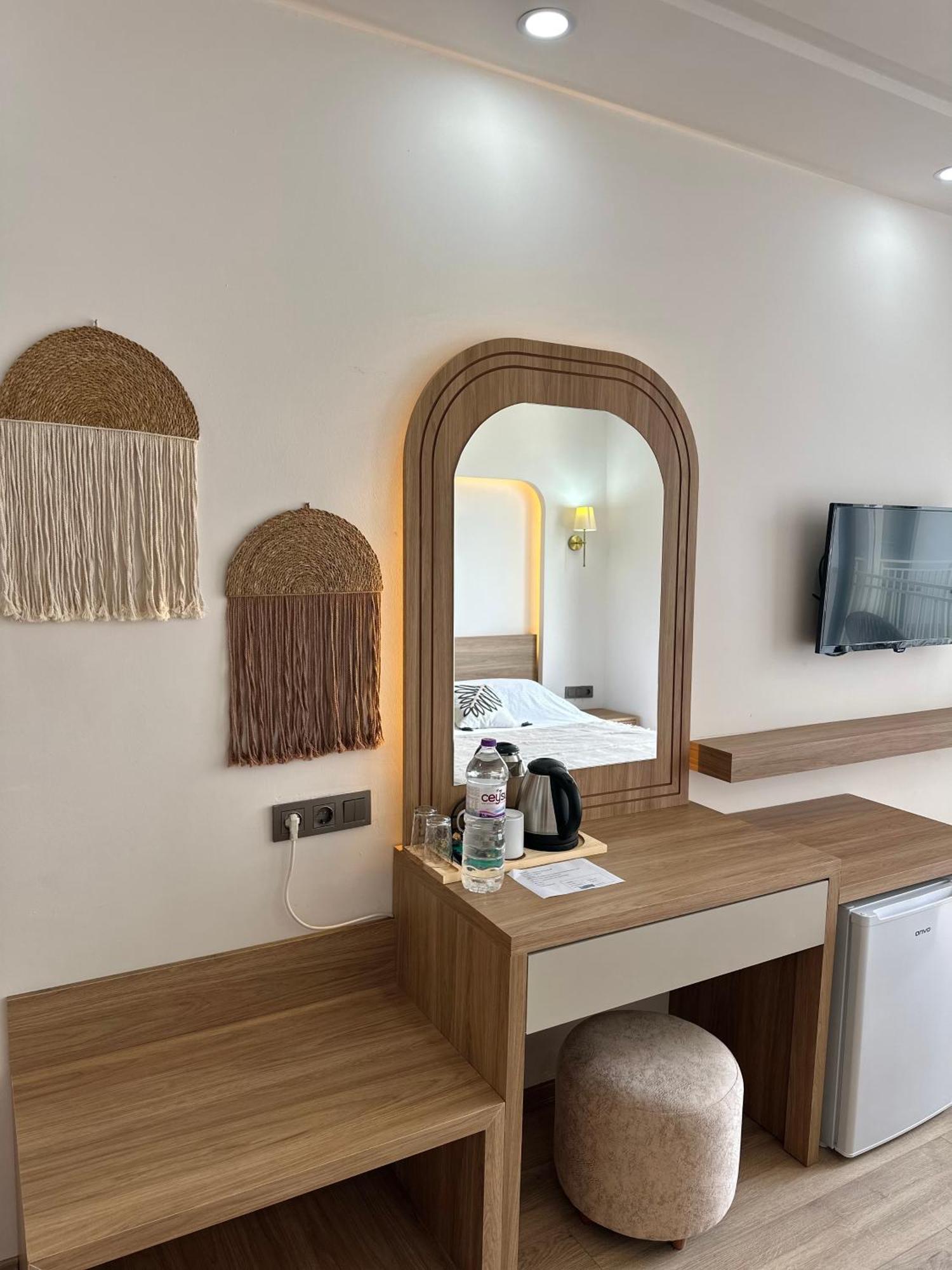 Oregano Suites Side Bagian luar foto