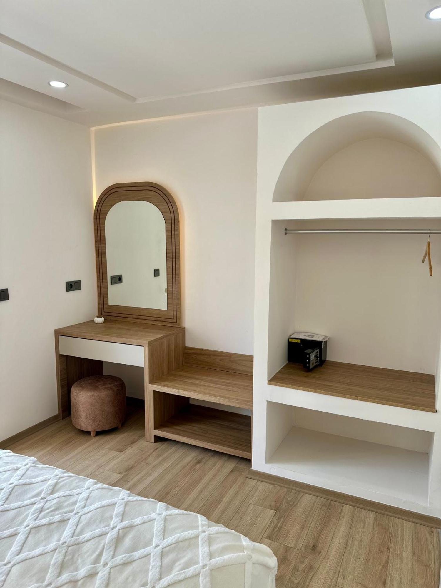 Oregano Suites Side Bagian luar foto