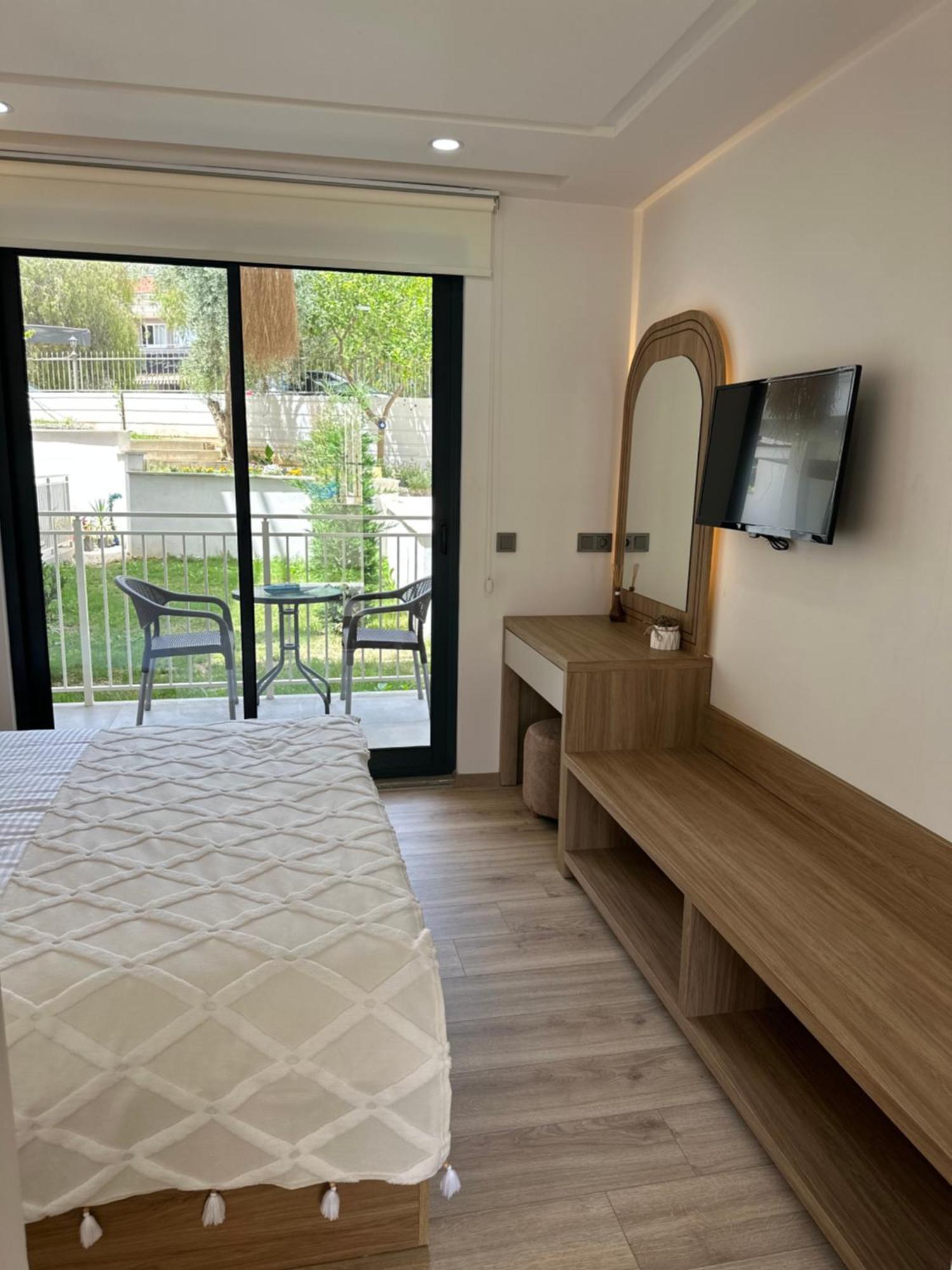 Oregano Suites Side Bagian luar foto