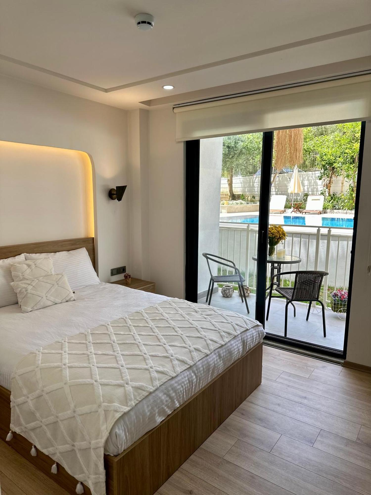 Oregano Suites Side Bagian luar foto
